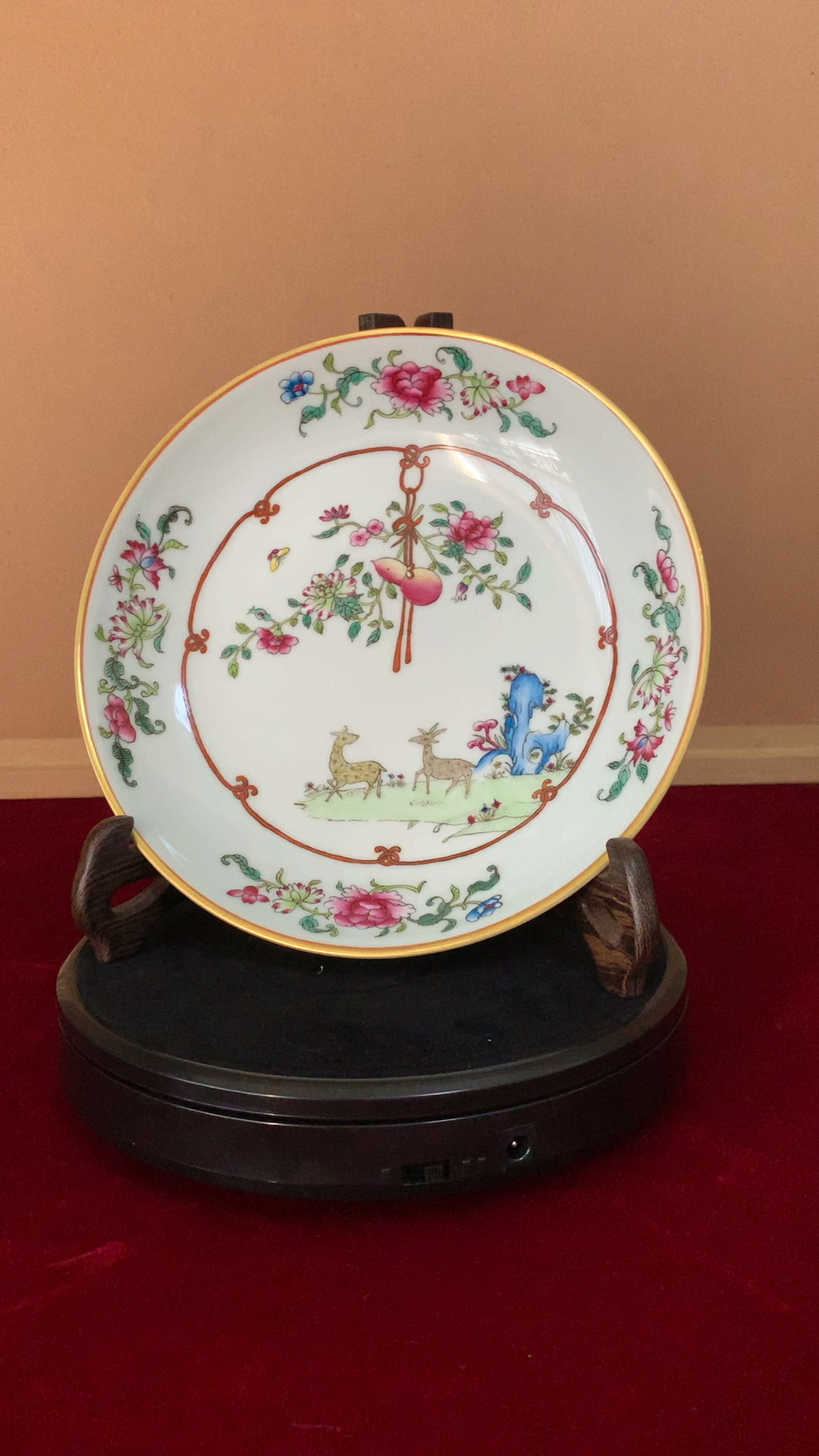 清乾隆粉彩福禄寿喜纹盘