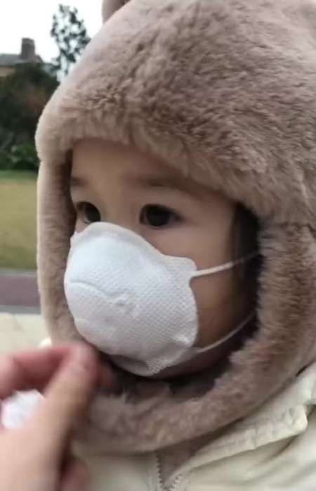 据说宝宝戴口罩是全国统一的,摘下来那刻,网友:又想骗我生女儿