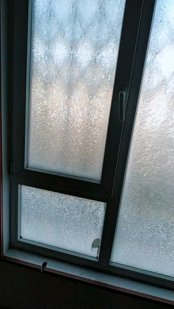 窗户上的霜花图片