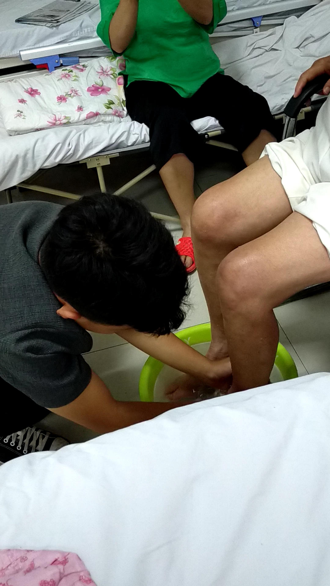 我家小帅哥给他姥爷洗脚呢