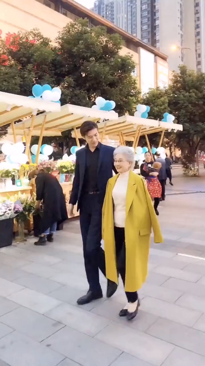 大孙和神仙奶奶我叫盛瑞玲今年整90周岁在这里我的年龄没有必要去炒作