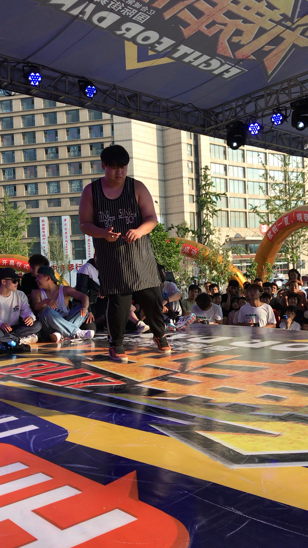 重量级街舞 灵活的胖子  身轻如燕