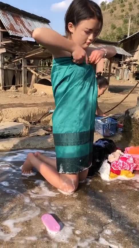 老挝人过日子这么清闲美女跪在地上靠山泉水洗衣服,清纯唯美!