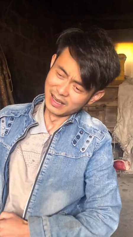 别人晒车晒房晒肌肉我只能晒我的过去和现在狼狈的样子衣服又破烂请