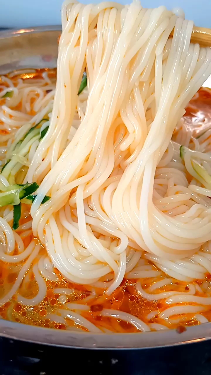 冷面做好了,面条儿嘎嘎劲道