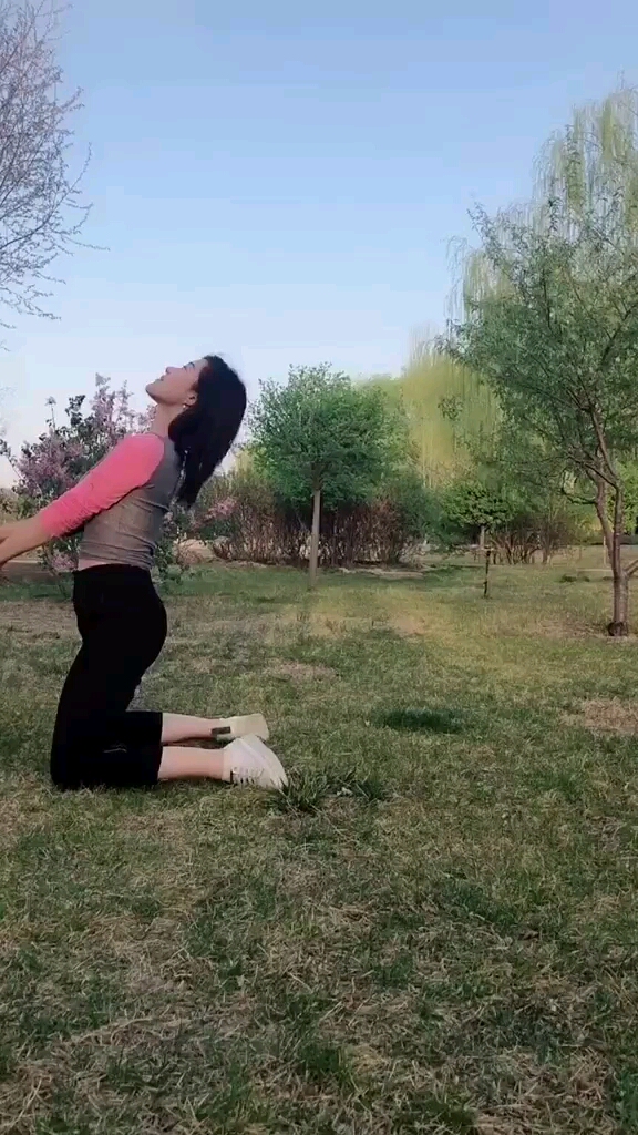 哇塞美女的腰好软呀