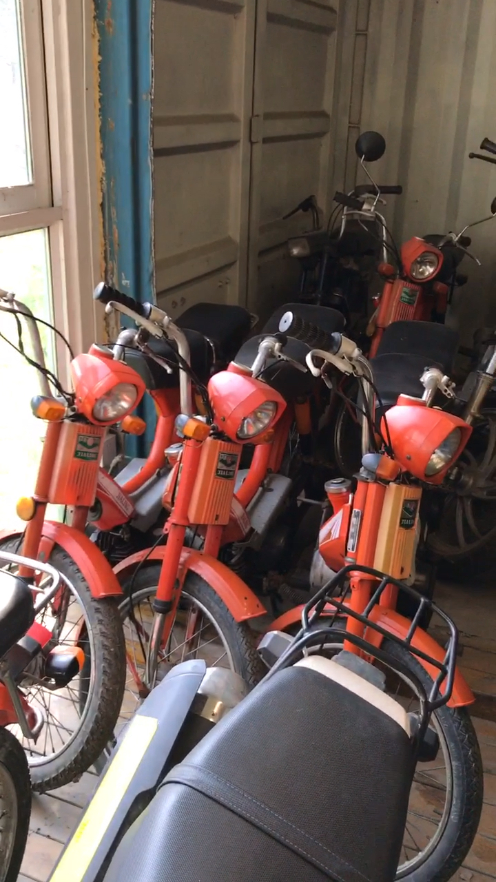 嘉陵红公鸡算是一代神车了,这可是以前卖猪肉标配,骑过的朋友报个到呢