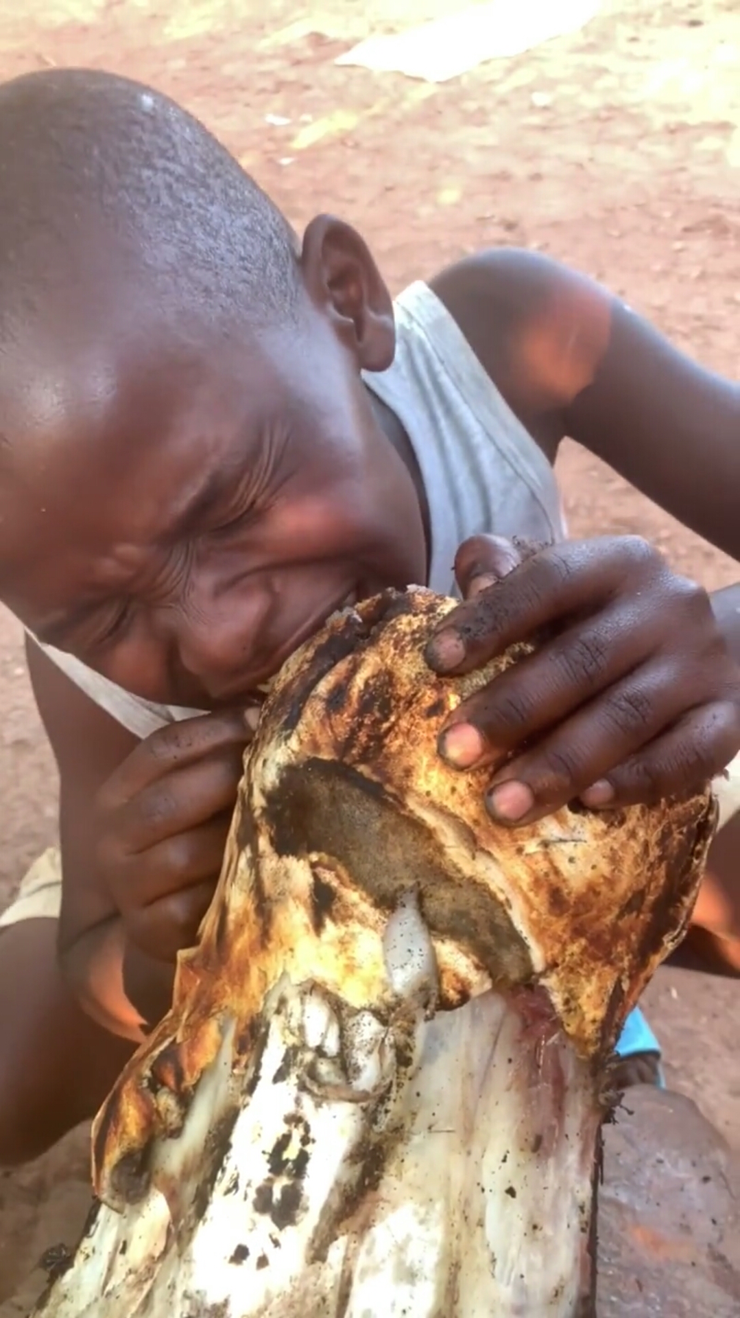 非洲儿童吃饭图片