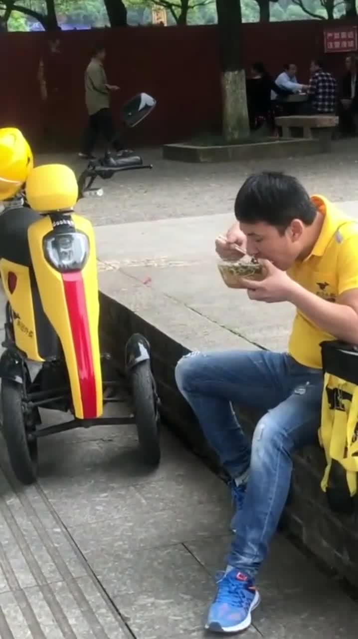 街边看到一位外卖小哥,虽然工作辛苦,这潇洒的样子,真学不来!