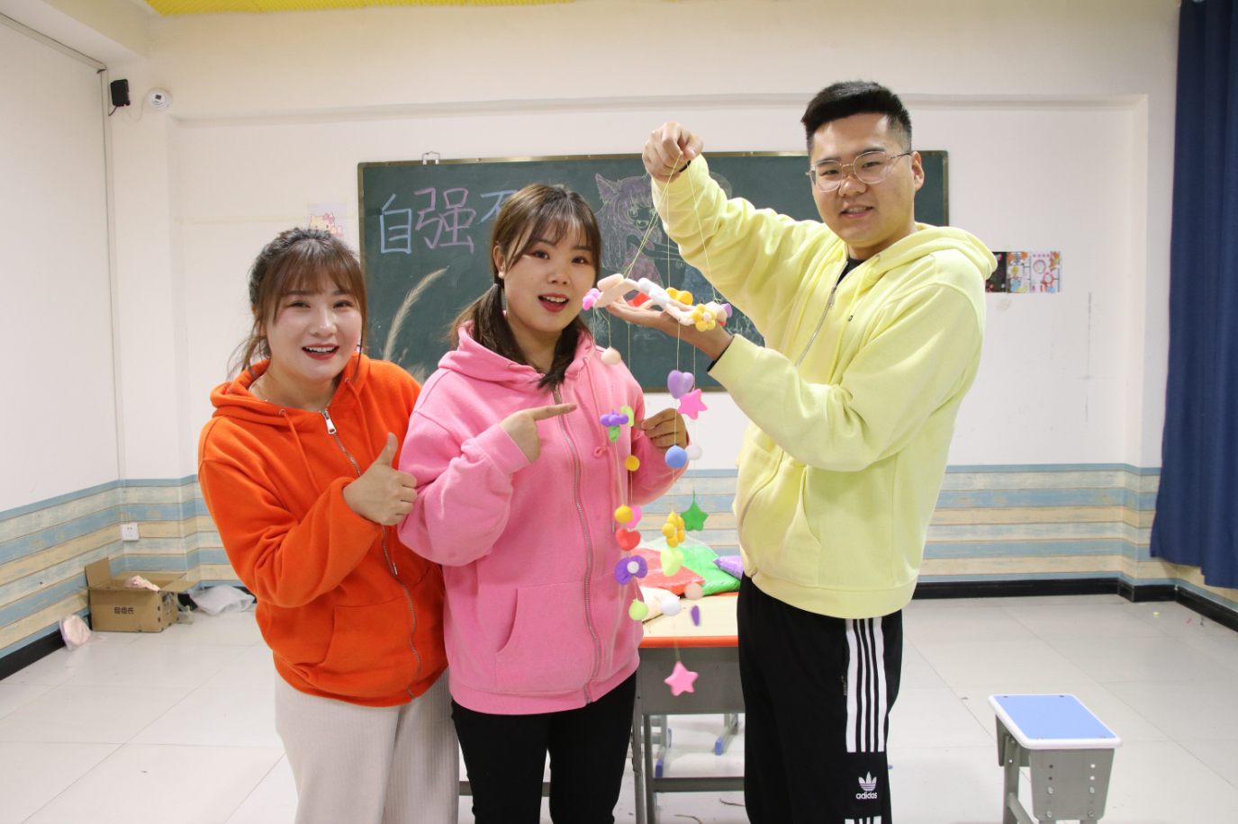 窗户太单调,王小九和学生用粘土做风铃当做装饰,挂起来超好看