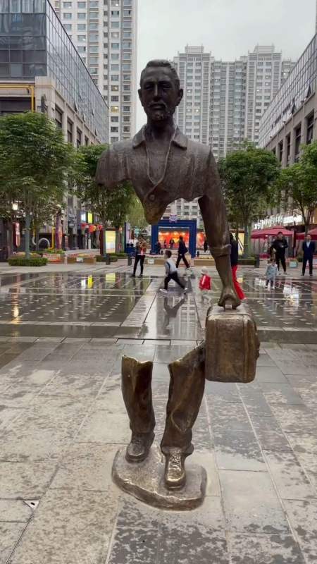 透支了身体,换来了金钱,如果放下了金钱,身体将支离破碎,看似雕像