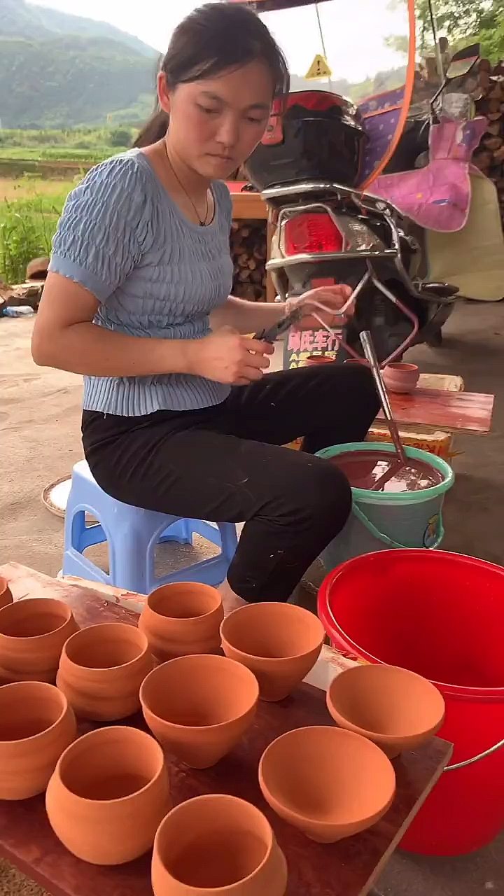 民间艺术#传统工艺建盏女匠上釉过程