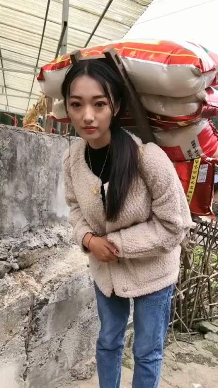 搞笑段子剧#你们城市女人能抬一桶水就叫女汉子了,那我们农村女孩能