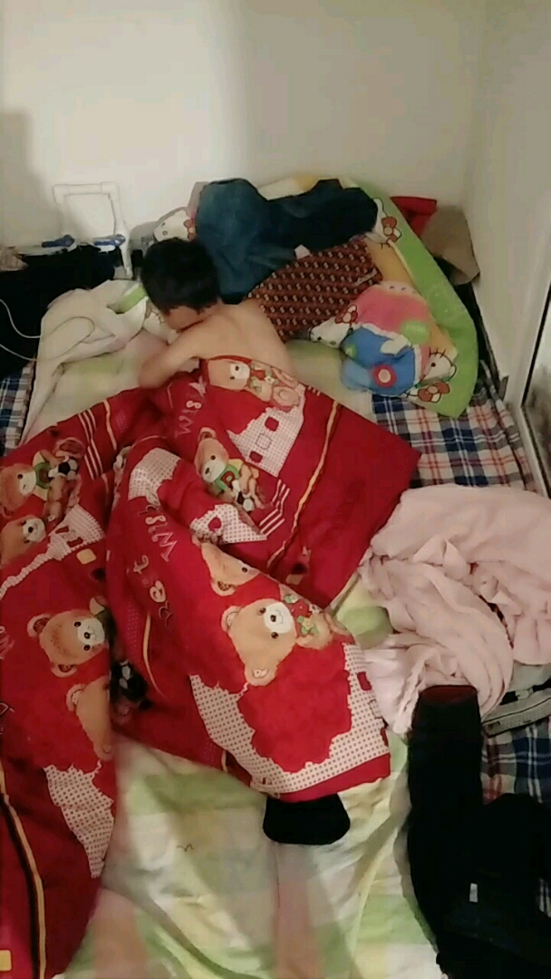 孩子在睡地铺 是不是爸爸无能