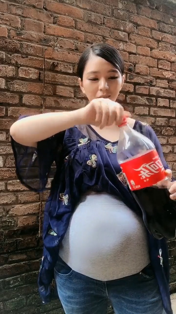 美女喝可乐撑大肚子(1)图片
