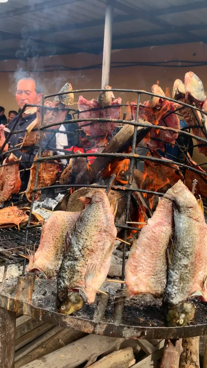 带上全民去旅行#新疆原始烤鱼