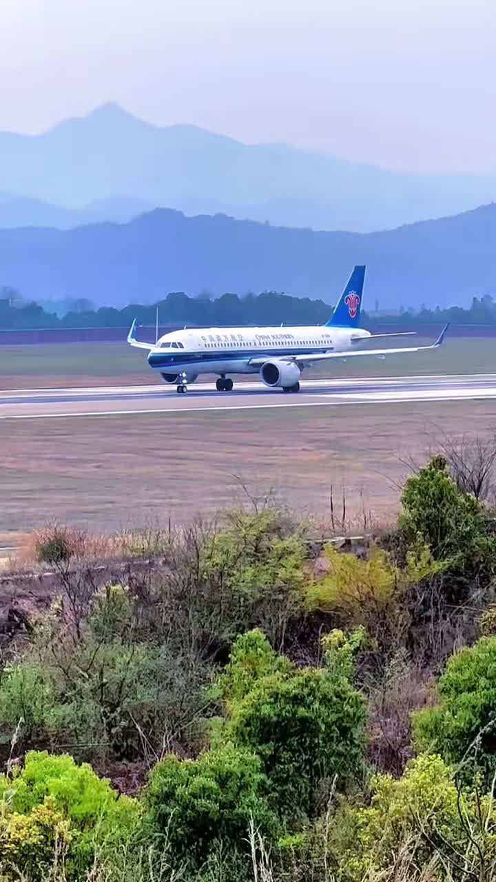 全民自拍中国南方航空客机上饶机场起飞瞬间