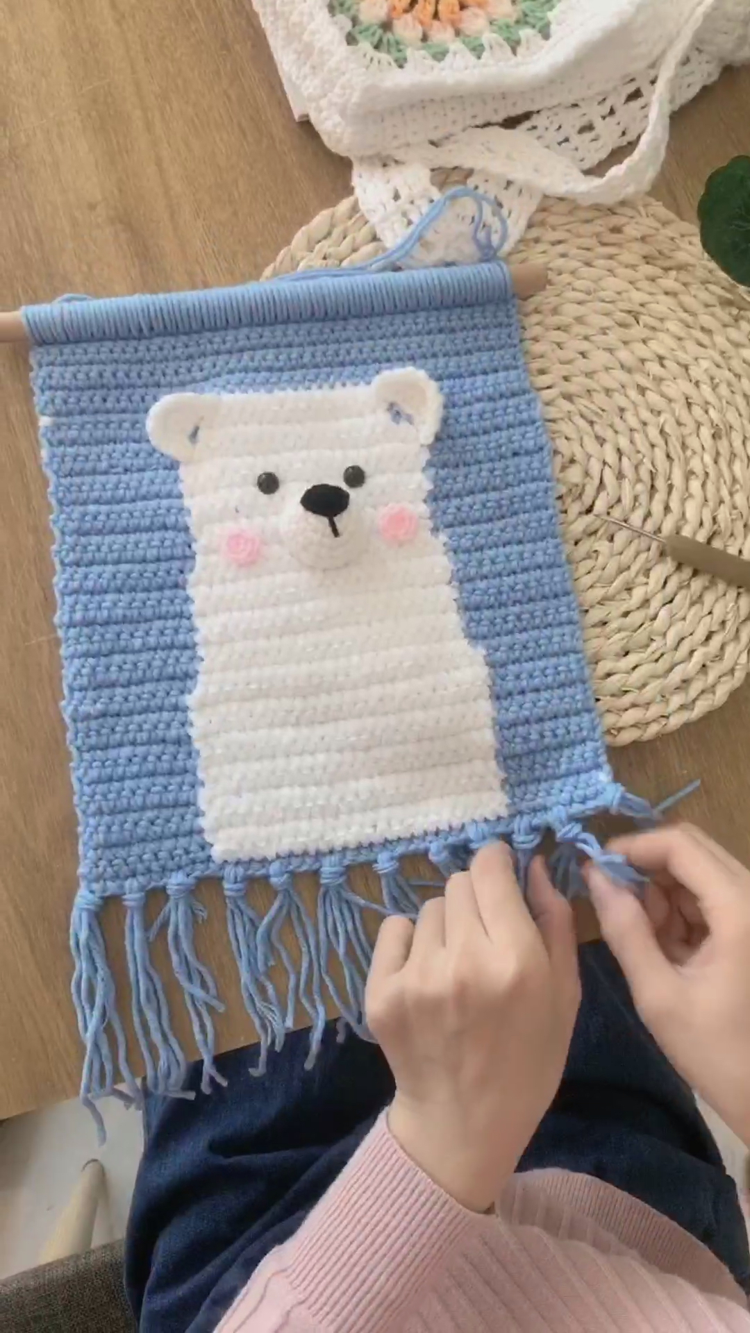 钩针的魅力毛线钩织的小熊挂毯挂家里感觉很不错哦