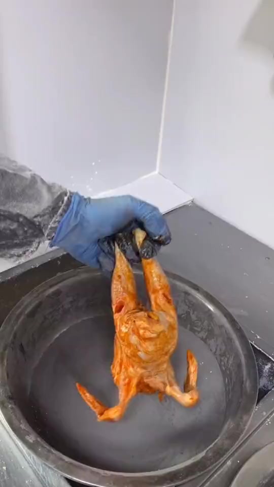 我要上热门#这家店有点意思,炸鸡要用水泥炸,但是看起来居然有点撼栽