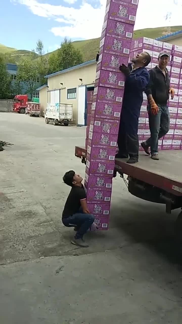 干装卸工的小伙搬方便面,这箱子比他都高两倍,真是行行出状元