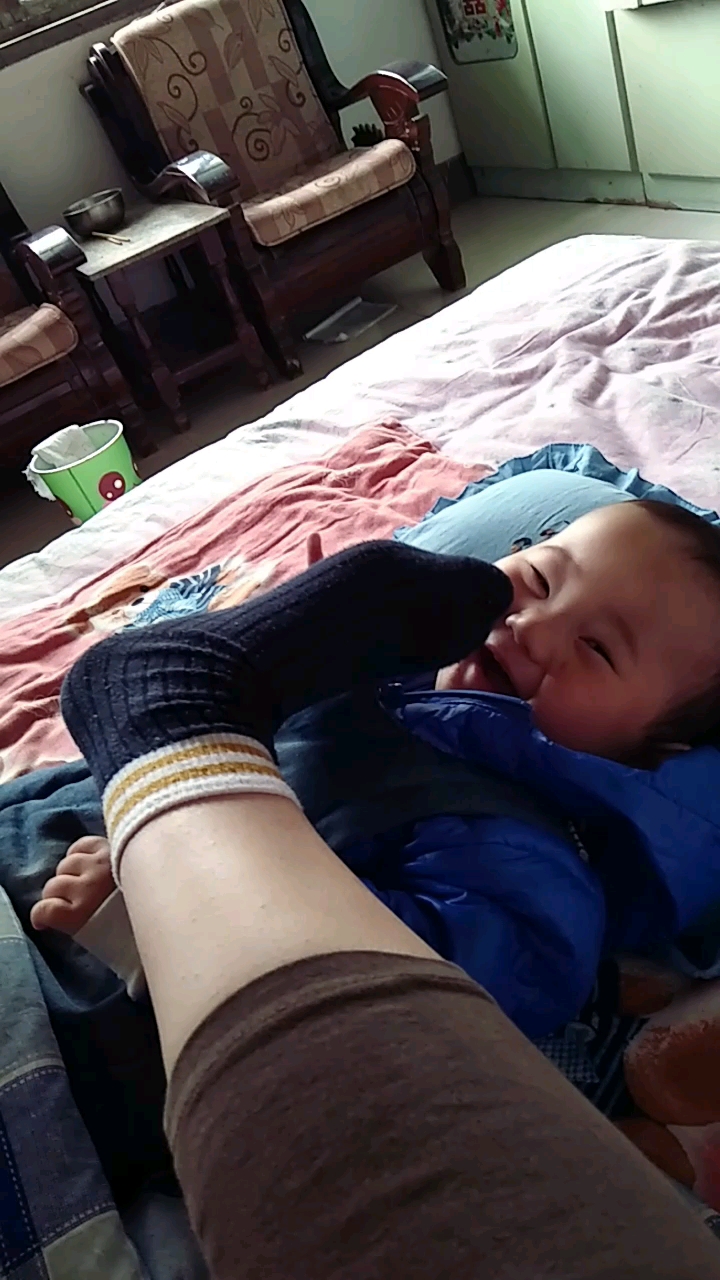 这孩子竟然喜欢吃脚丫子