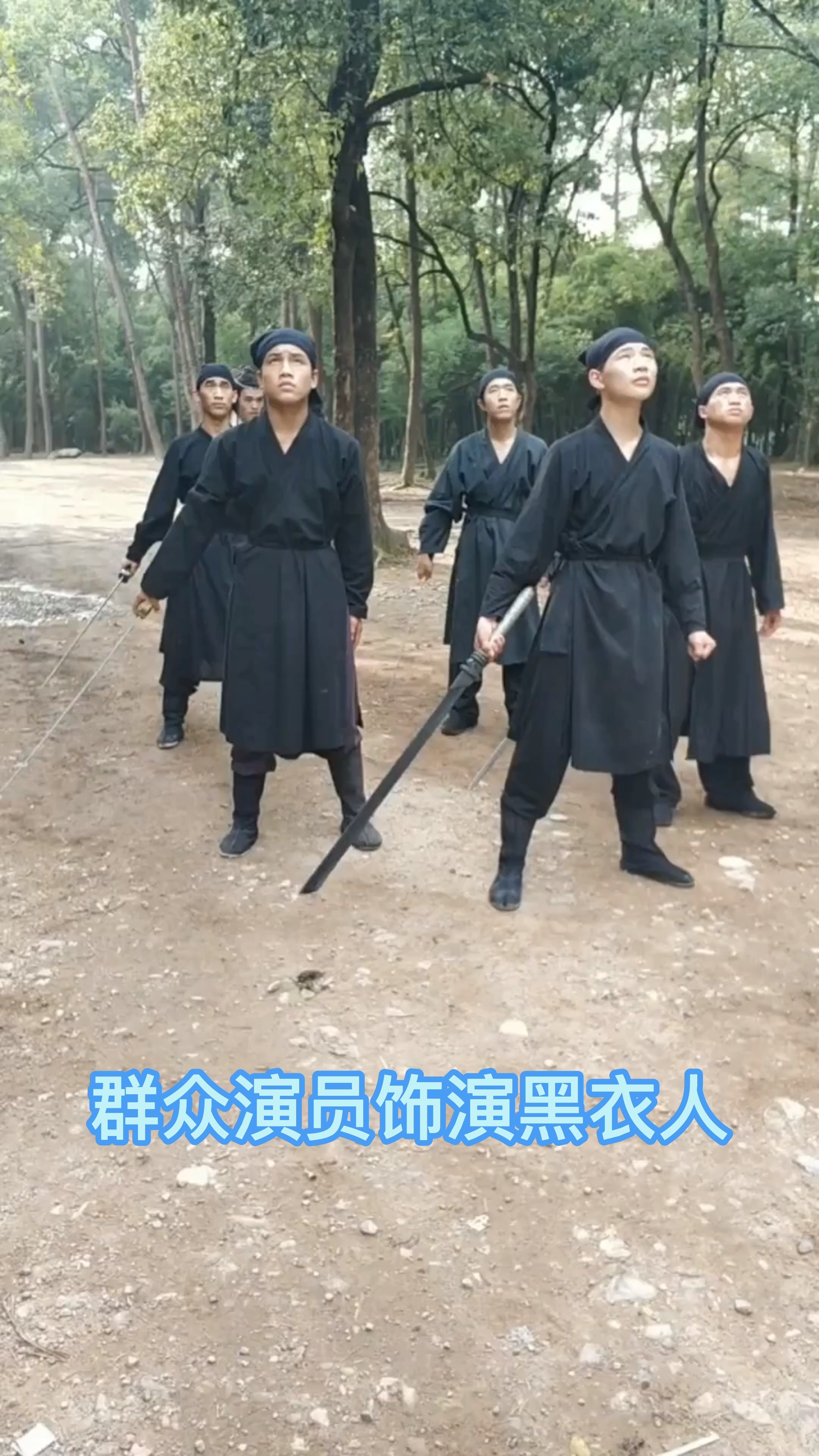 古装剧拍戏现场群众演员饰演黑衣人和主演拍打戏
