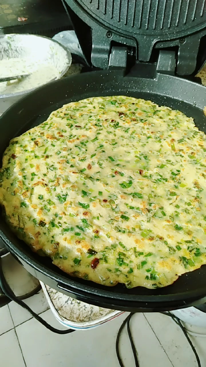 烙韭菜鸡蛋饼