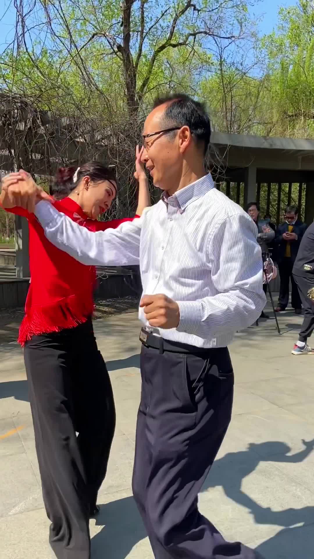 幸福的山川大叔跳个广场舞,身边都是小媳妇儿!