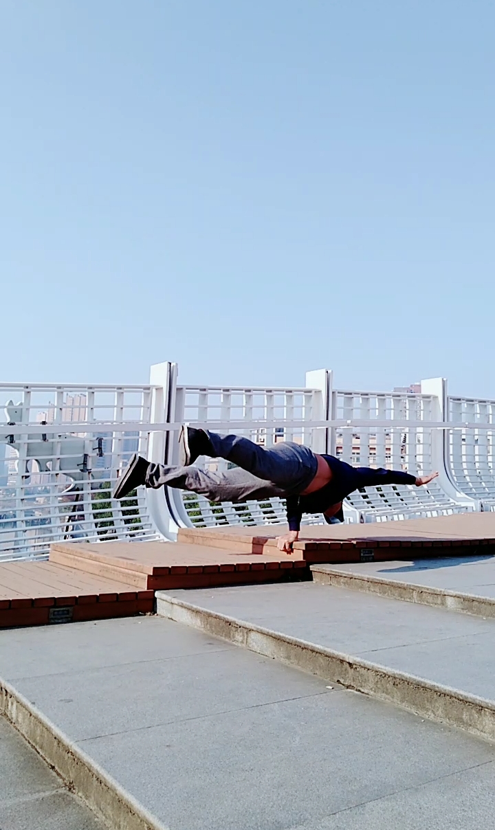 健身宁教练传递健身正能量#单臂支撑孔雀式练习