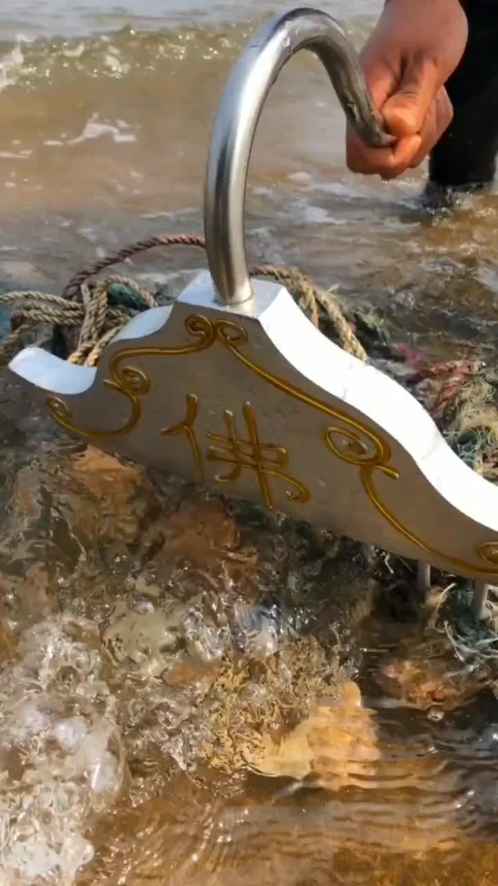 拿着我的九齿钉耙,出来赶海,特别的好用!