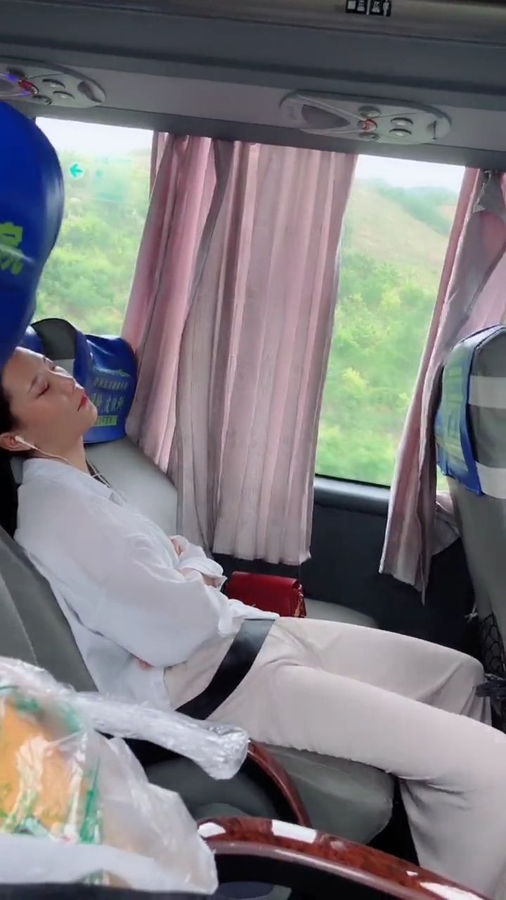 这美女这么困吗?我才不敢睡呢!睡着了他们把我的包背走怎么办?