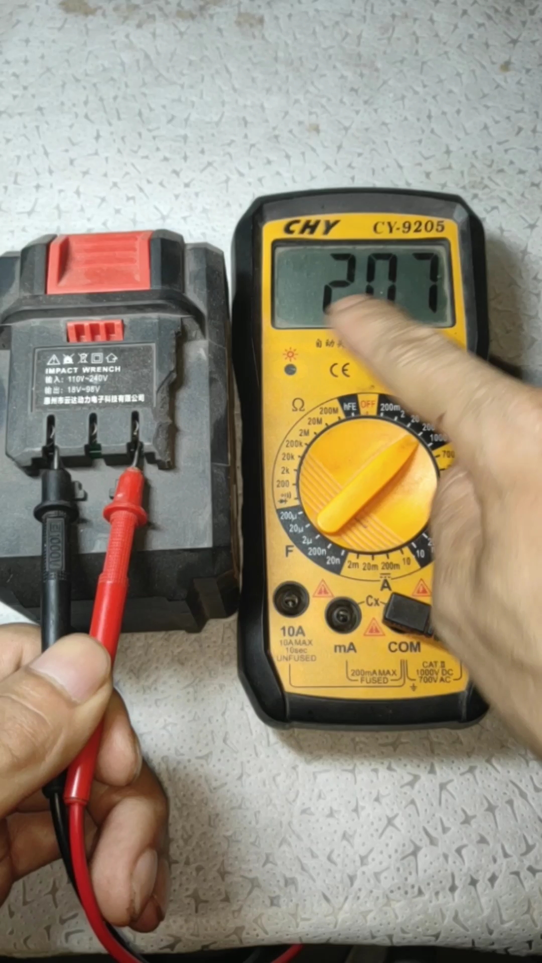 万用表怎么测量直流电压?怎么区分直流电的正负极?电工师傅教给你