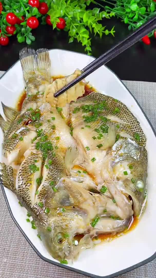鲈鱼这样做大人小孩都可以吃清蒸鲈鱼美食家常菜美食分享