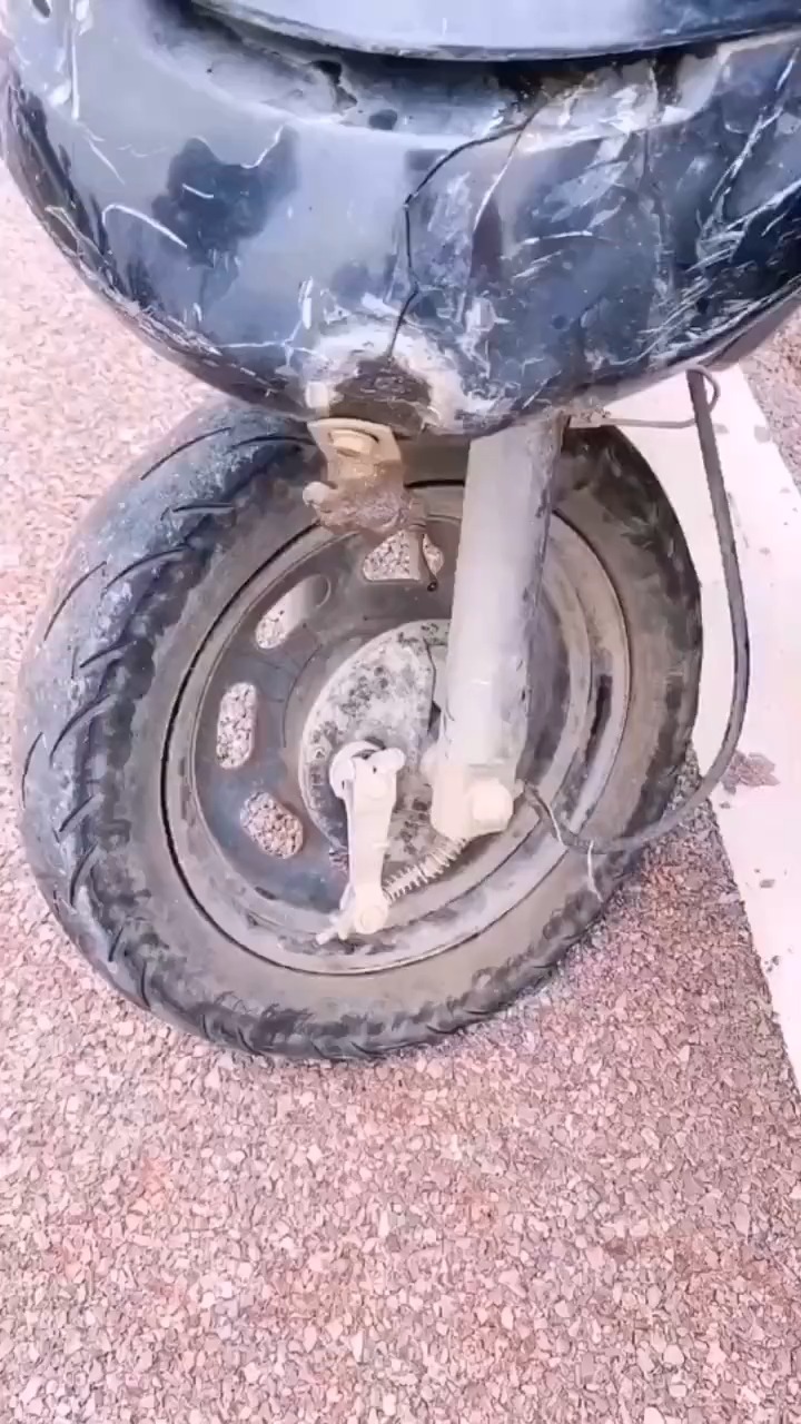 电动车突然爆胎了,还好后备箱有这个助推器,放在轮子下面省时省力