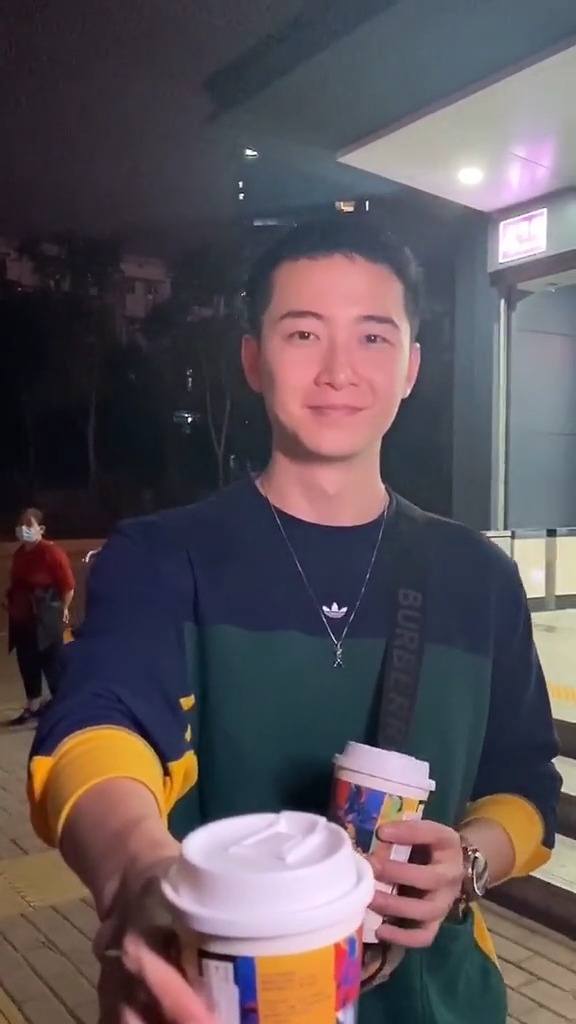 美女帅哥#夜深啦,请你喝杯奶茶吧!