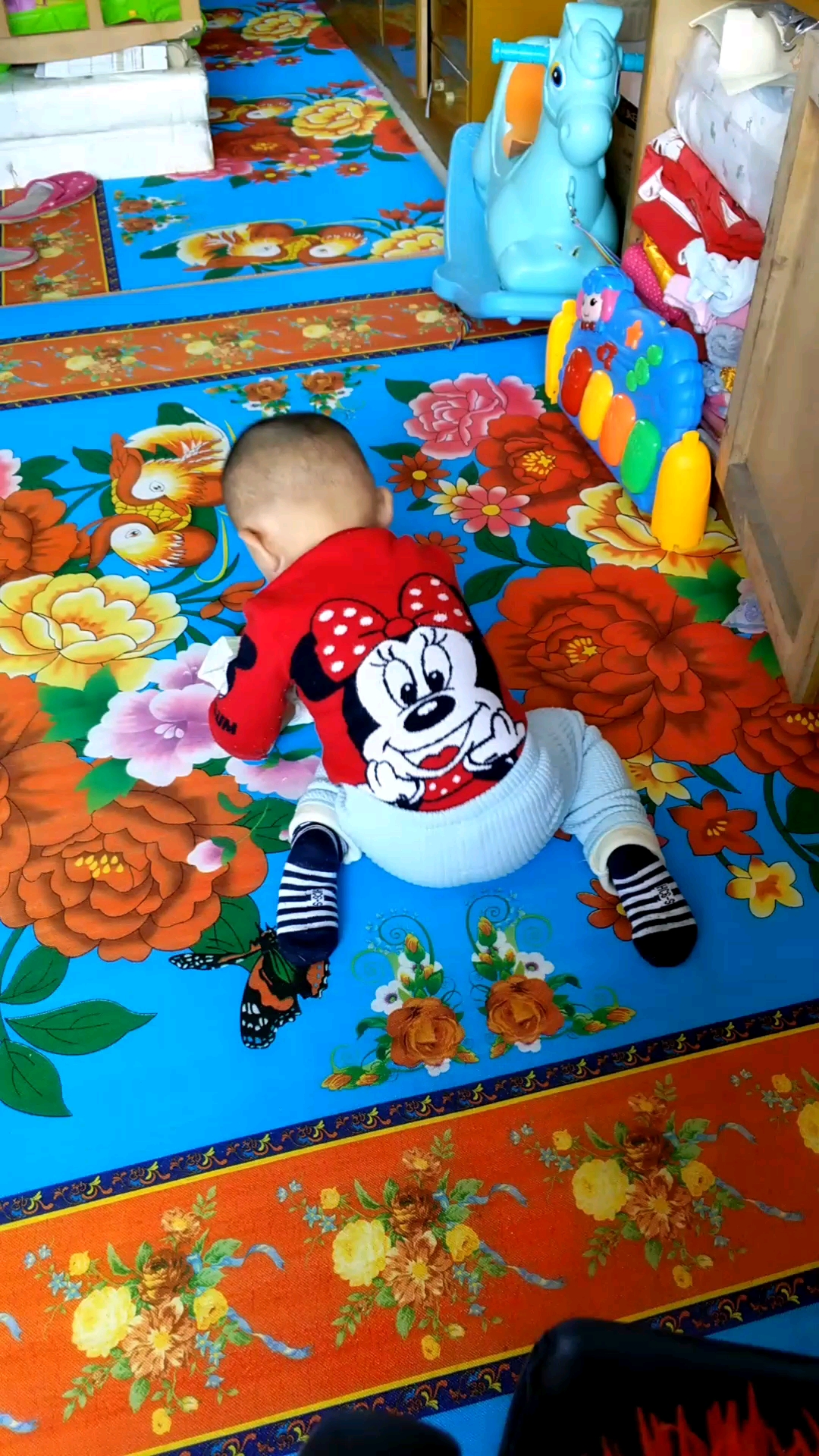 自己拿个尿不湿穿