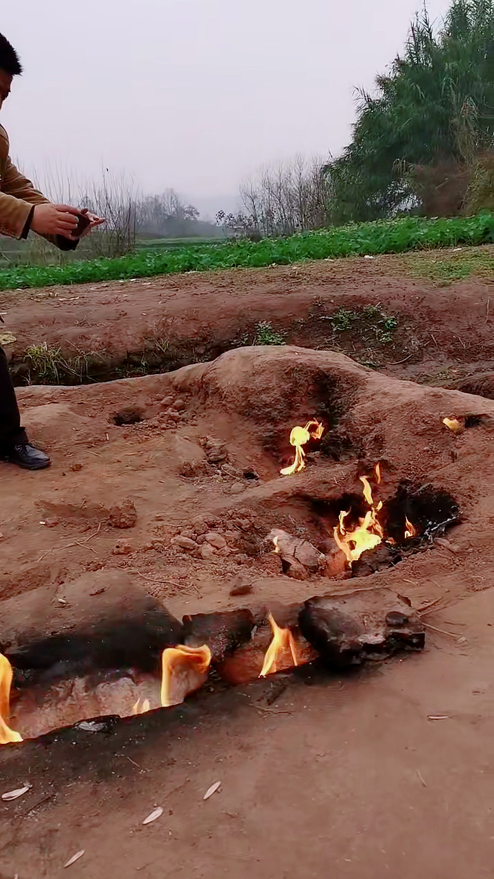 每天一点冷知识#传说中的地火村,水都浇不灭!