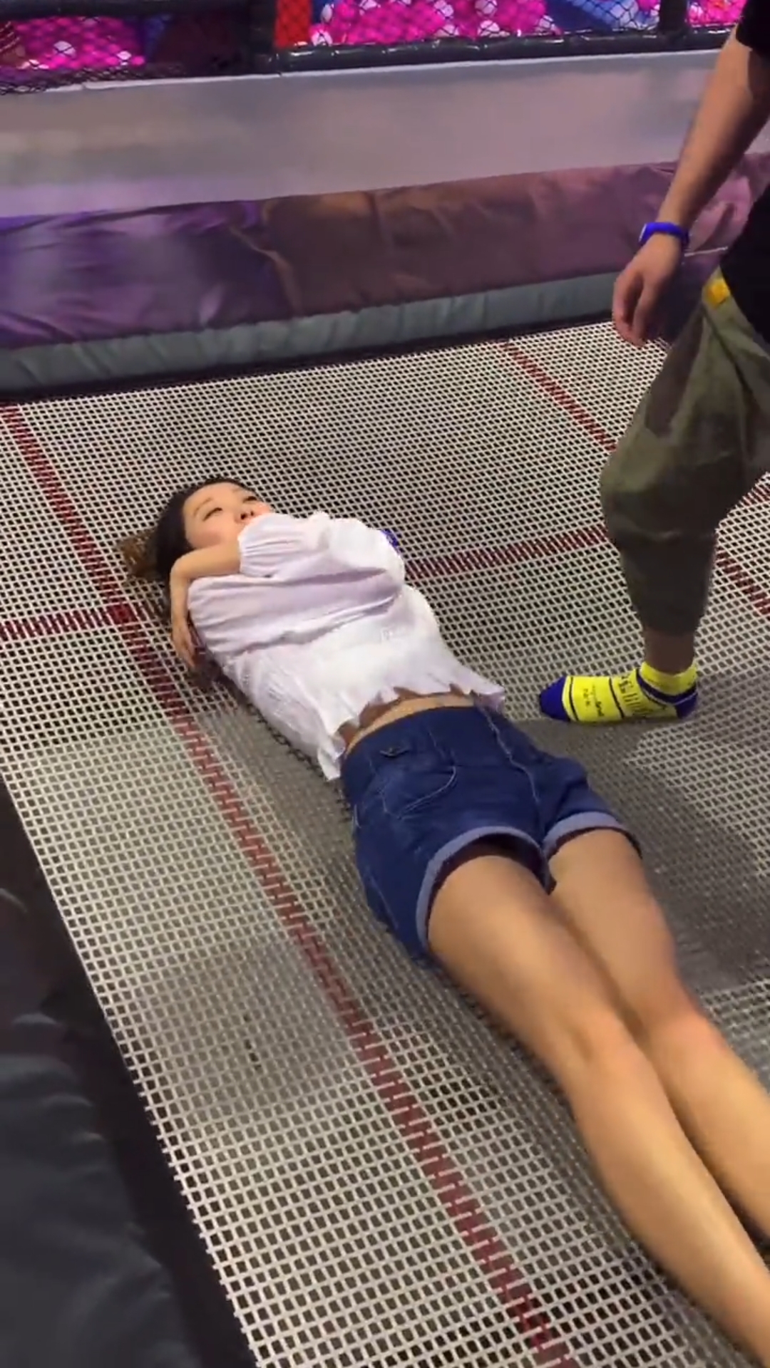 热门蹦床公主抱#这么漂亮的小姐姐都不会抱,费