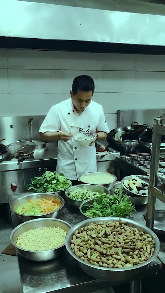 都说厨师工资高,他们的辛苦有谁懂,忙的时候连饭都没时间吃