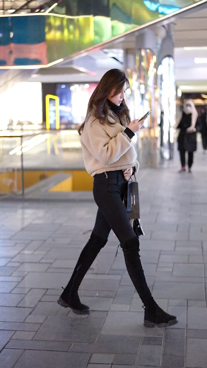 街拍#三里屯长腿牛仔裤美女冬季穿搭