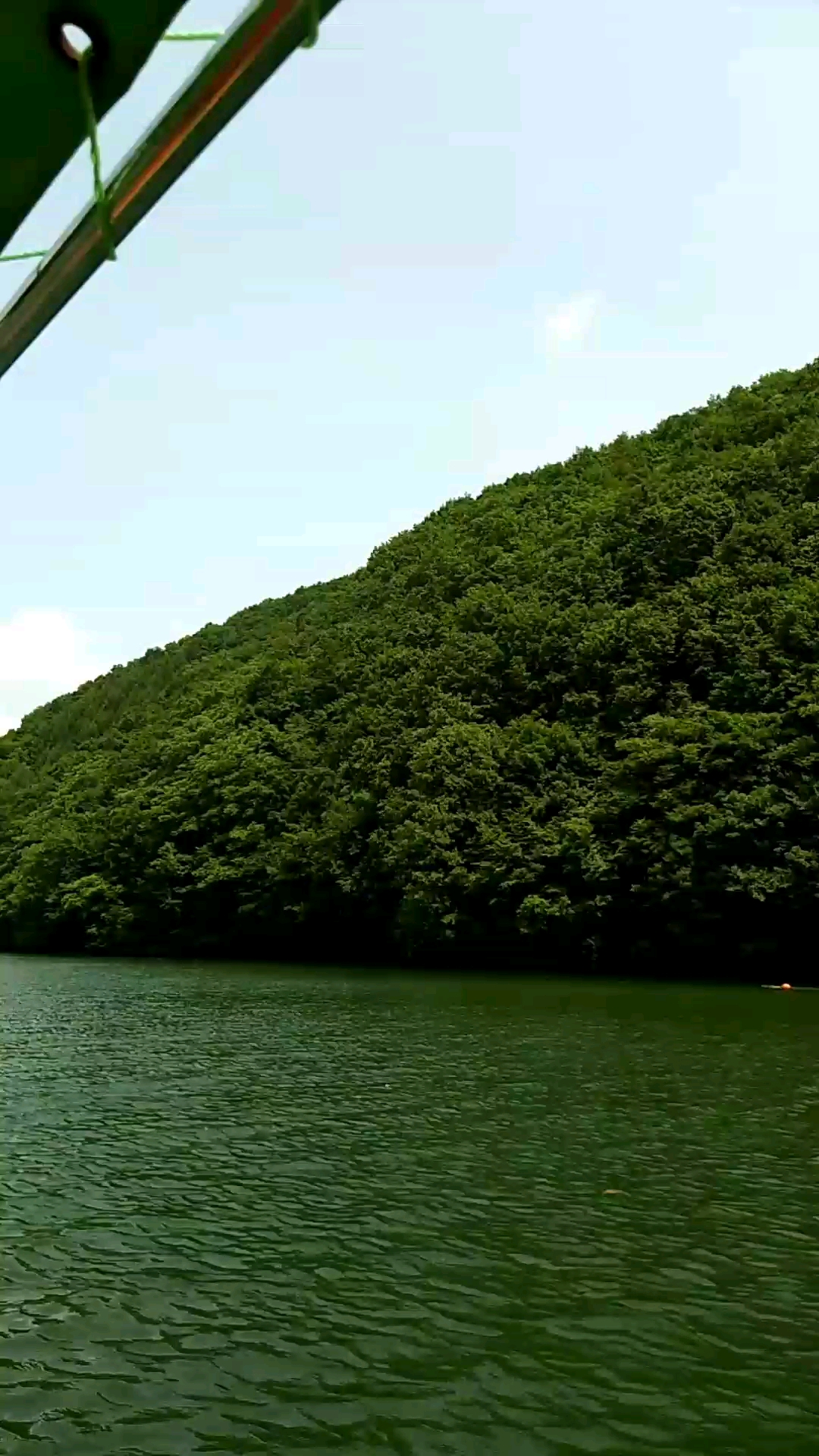 湖波荡漾 进来看一下美景吧 记得关注哦 谢谢