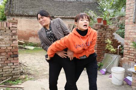 婆媳俩互相看不顺眼吵架,没想儿媳拿婆婆当亲妈,婆婆却不愿意了