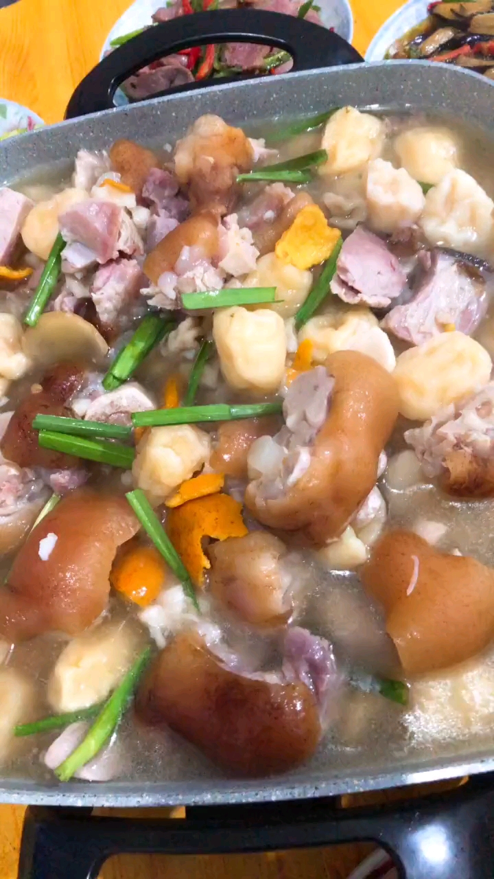 腊猪蹄火锅走起,午饭就他了吧!