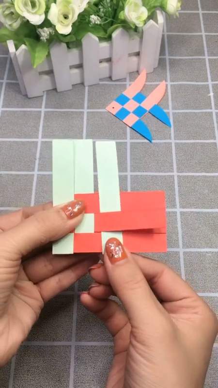 手工制作#用纸条编制一条可爱的小鱼,当做手工作业-全民小视频