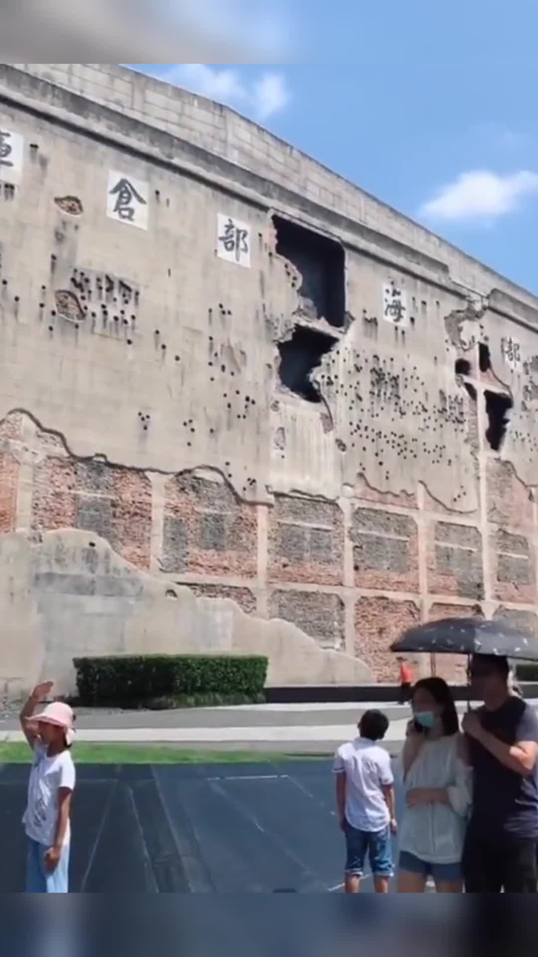 我要上热门#四行仓库现在成了网红打卡地了,看见那个妹妹在敬礼,赞!