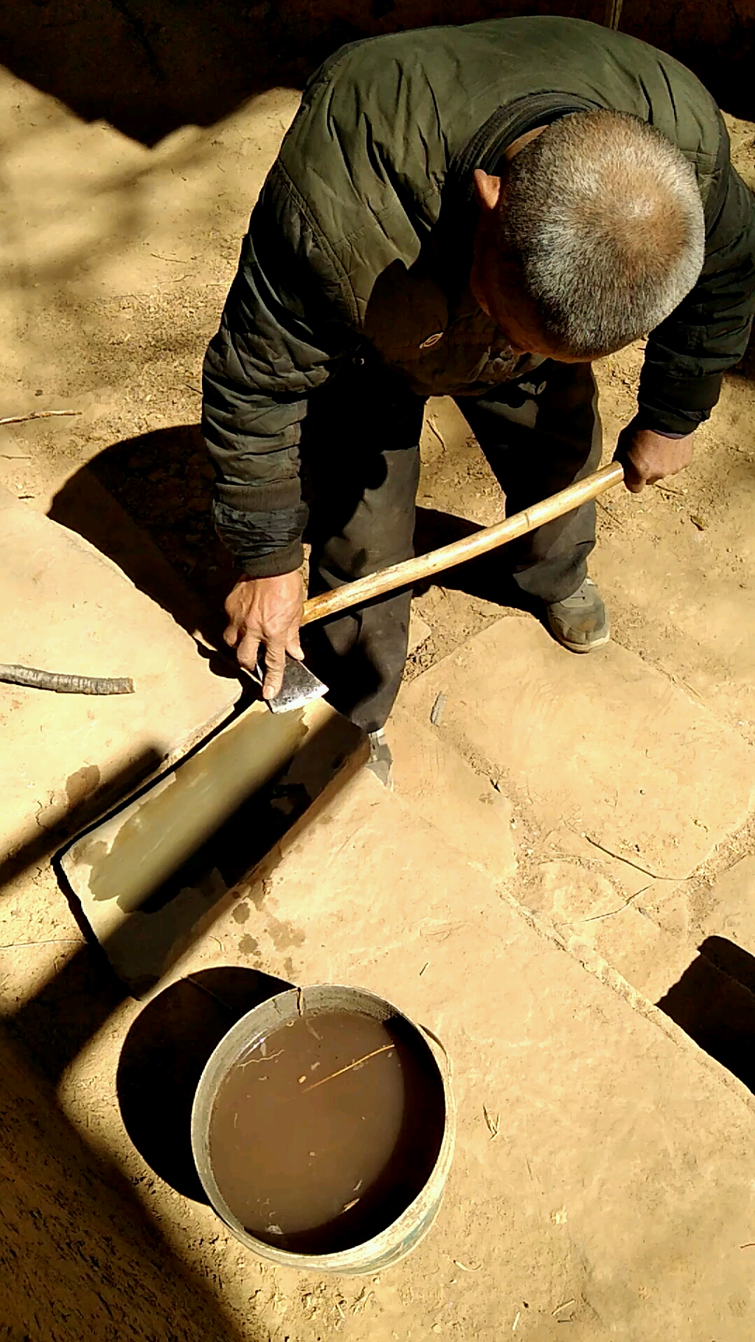 正确磨斧头的手法2020年3月14日-度小视