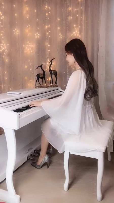美女用钢琴演奏十年,音律动听悦耳,让我想起自己的十年前!