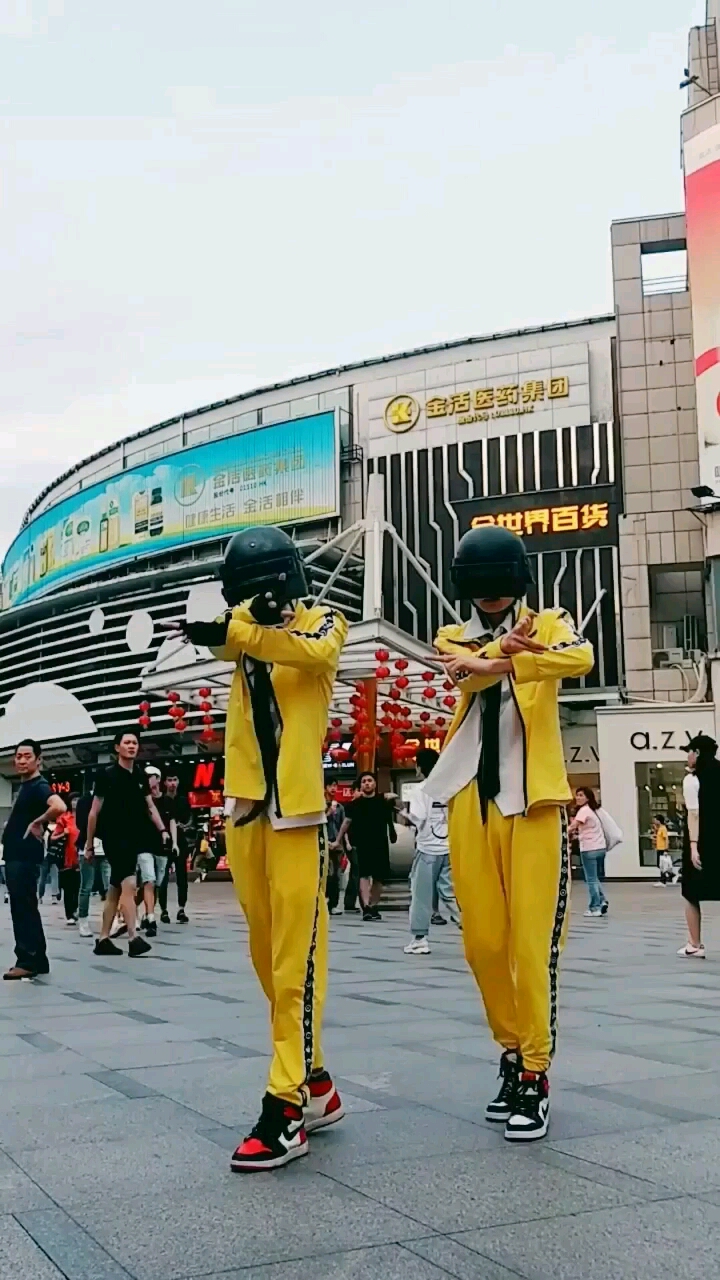 街头跳起98k手势舞了喜欢的      点个,感谢大家的支持