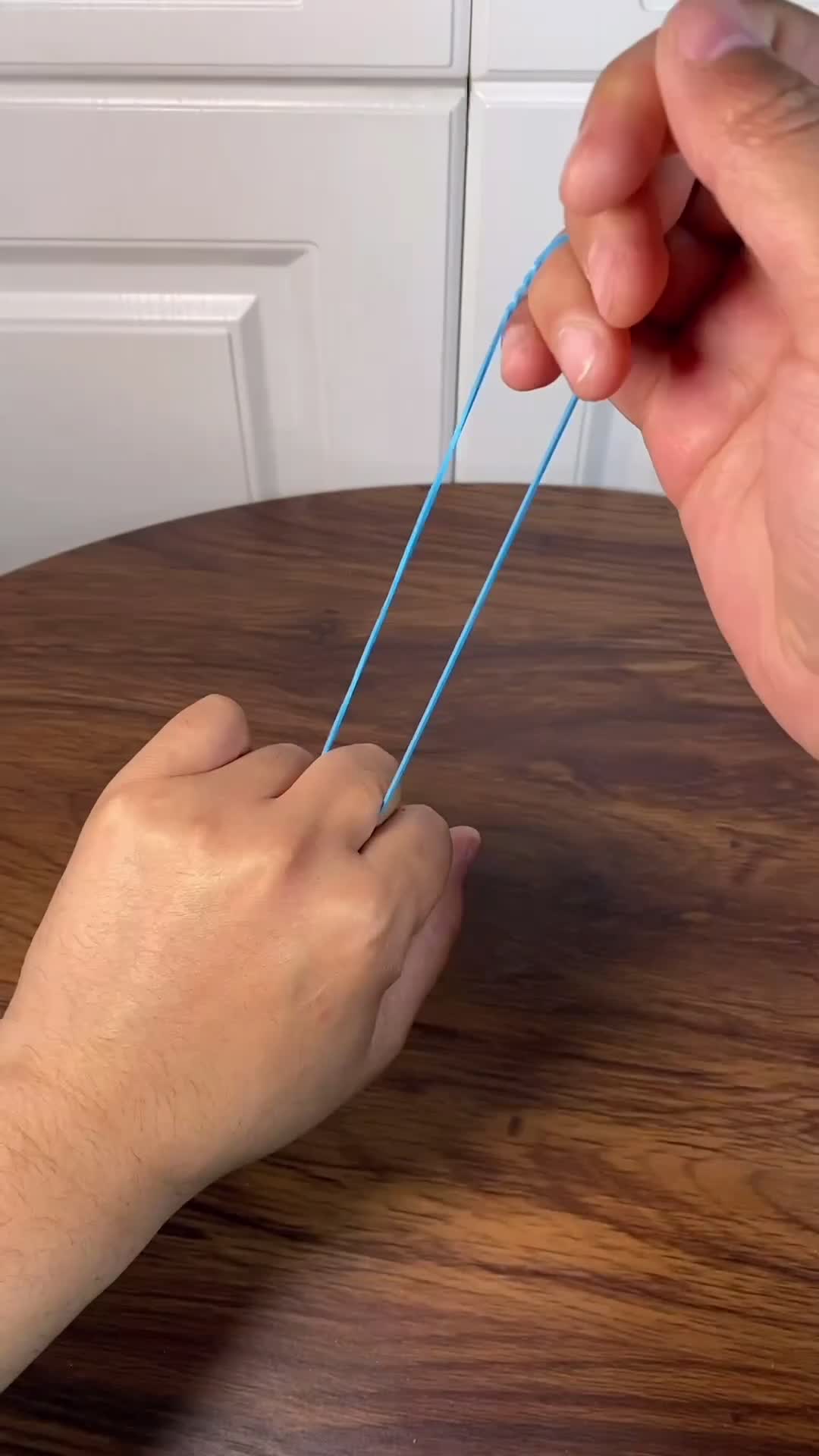橡皮筋手指瞬间移动,这是啥原理?