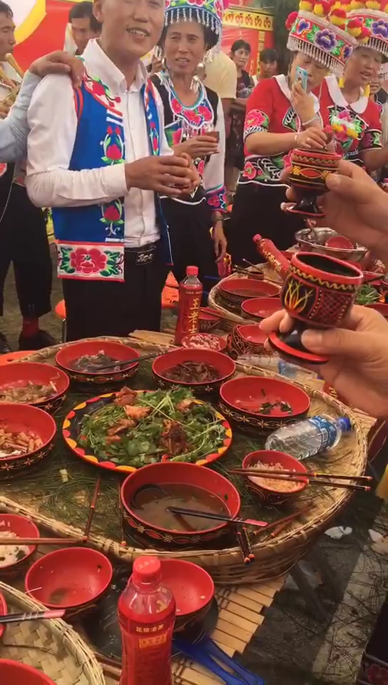 云南少数民族喝酒,你敢来吗